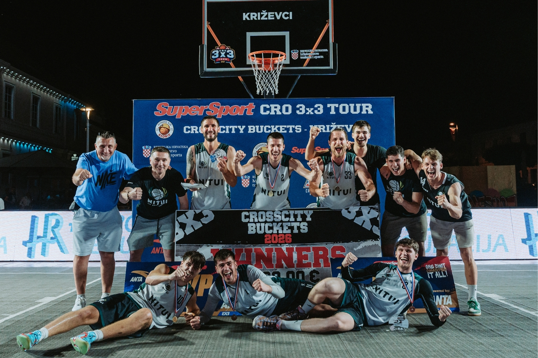 Slavlje Nituia s medaljama i peharom na turniru u Križevcima